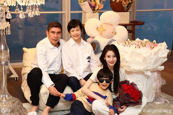 Bị bạn bè ngó lơ, AngelaBaby vẫn hạnh phúc rạng rỡ đón sinh nhật tuổi 35 bên cạnh bố mẹ và con trai-4