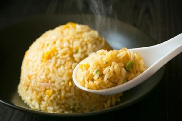 Có nên trộn cơm với trứng trước khi rang?-2