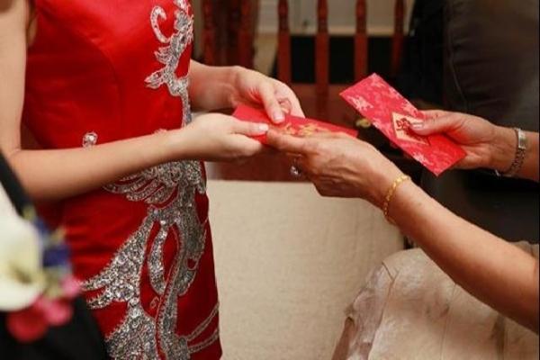 Tôi vay nợ để làm đám cưới, mẹ chồng đòi giữ tiền mừng-1