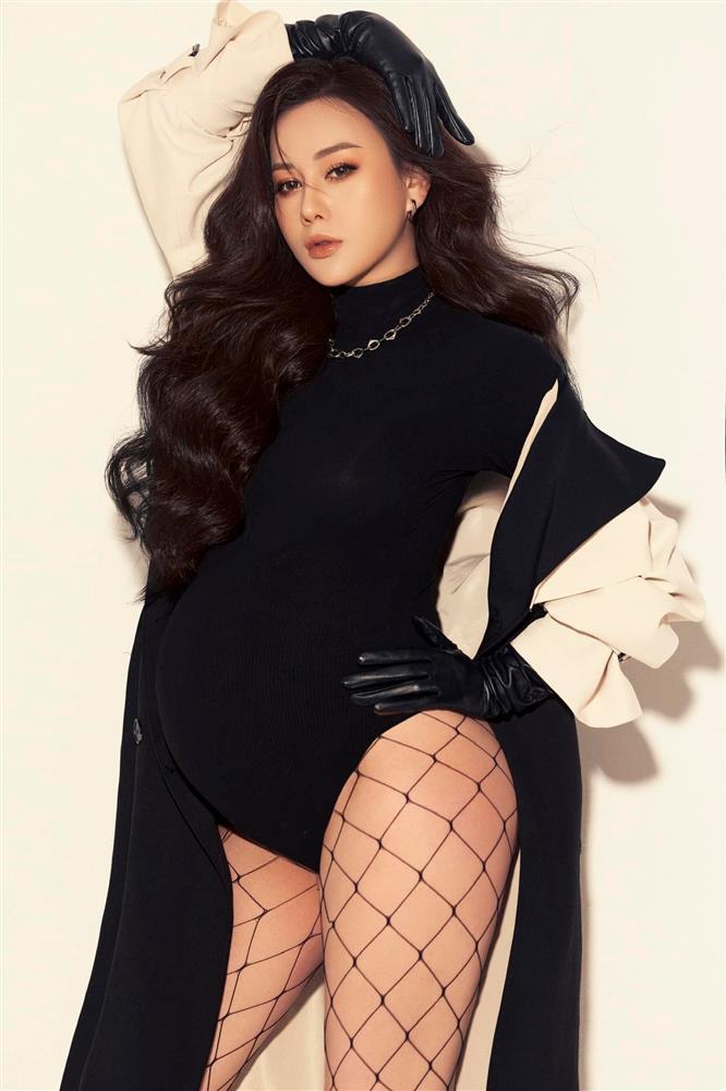 Quỳnh Búp Bê hiếm hoi diện hở sau khi kết hôn, là mẹ bầu mặc bodysuit hot nhất?-2