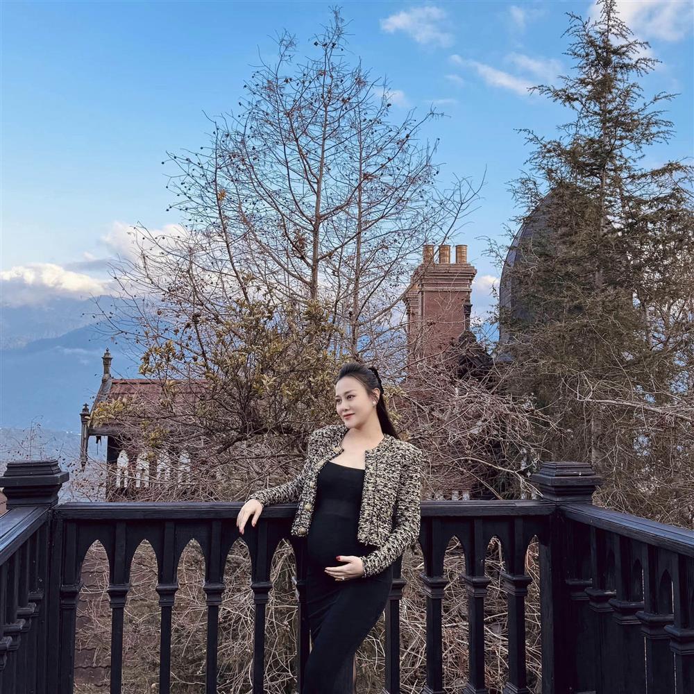 Quỳnh Búp Bê hiếm hoi diện hở sau khi kết hôn, là mẹ bầu mặc bodysuit hot nhất?-3