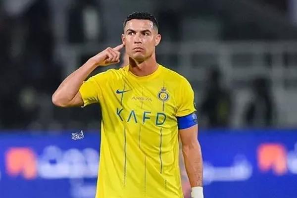 Giàu như Ronaldo: Ngồi chơi 15 phút kiếm đủ 200 triệu đồng đóng phạt-2