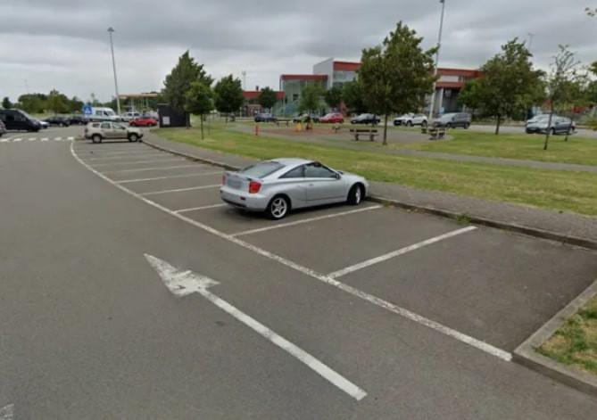 Chiếc ô tô đậu ở trạm nghỉ đường cao tốc suốt 4 năm, phía sau là chuyện xót xa-1