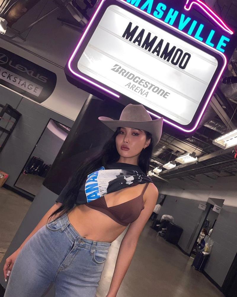 Nữ ca sĩ Hàn luôn gây tranh cãi với gu thời trang gợi cảm, táo bạo-3