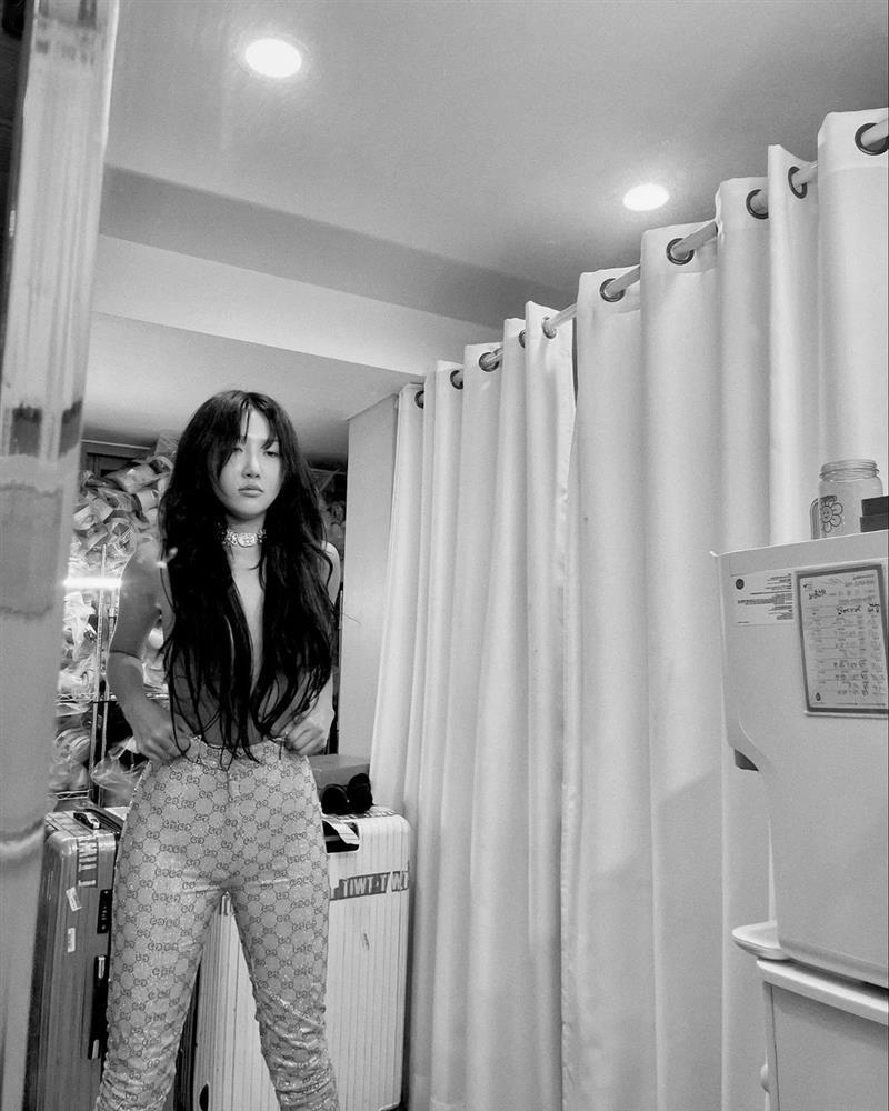 Nữ ca sĩ Hàn luôn gây tranh cãi với gu thời trang gợi cảm, táo bạo-5