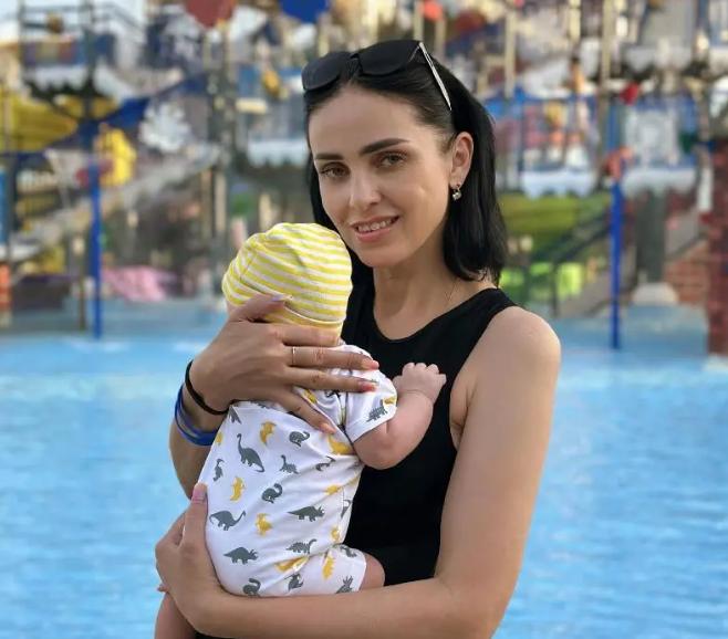 Nhan sắc trẻ đẹp của mẹ vợ thủ môn Bùi Tiến Dũng gây chú ý-11