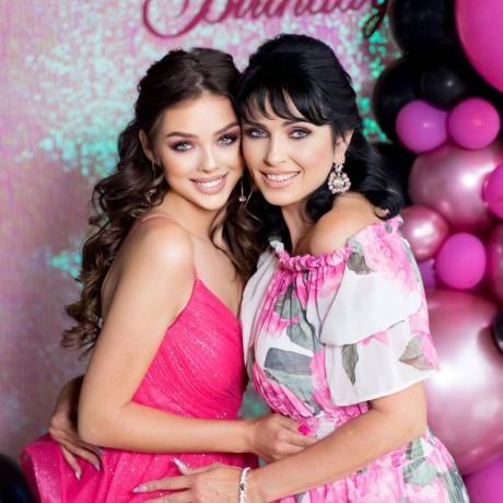 Nhan sắc trẻ đẹp của mẹ vợ thủ môn Bùi Tiến Dũng gây chú ý-6