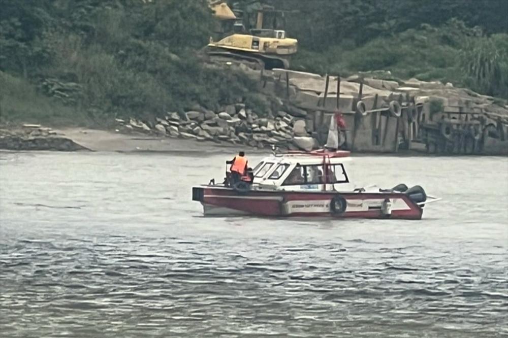 4 người nghi nhảy cầu Đông Trù, cảnh sát huy động hàng chục người tìm kiếm-1