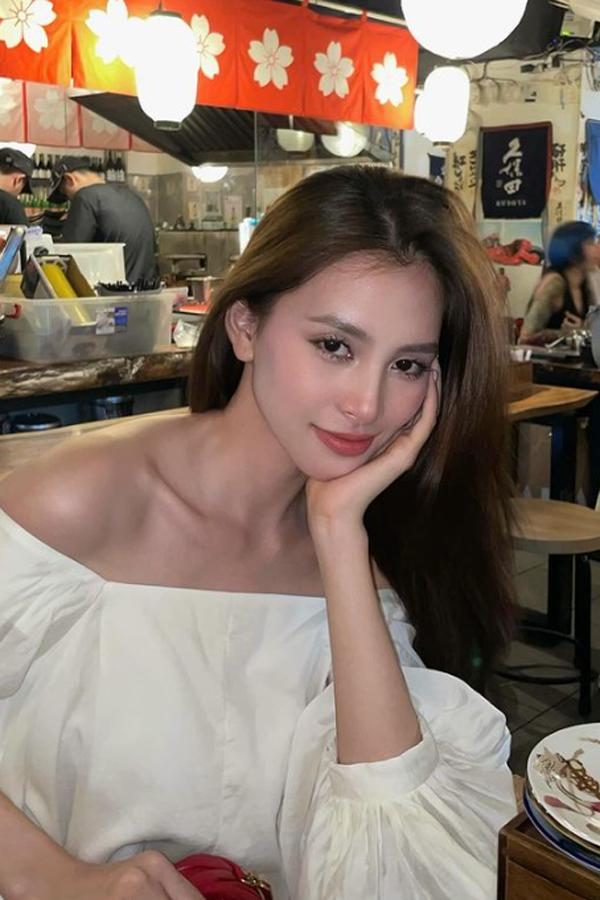 Khoe xương quai xanh gợi cảm sau Tết, Hoa hậu Tiểu Vy khiến fan tò mò bí quyết siết cân-2