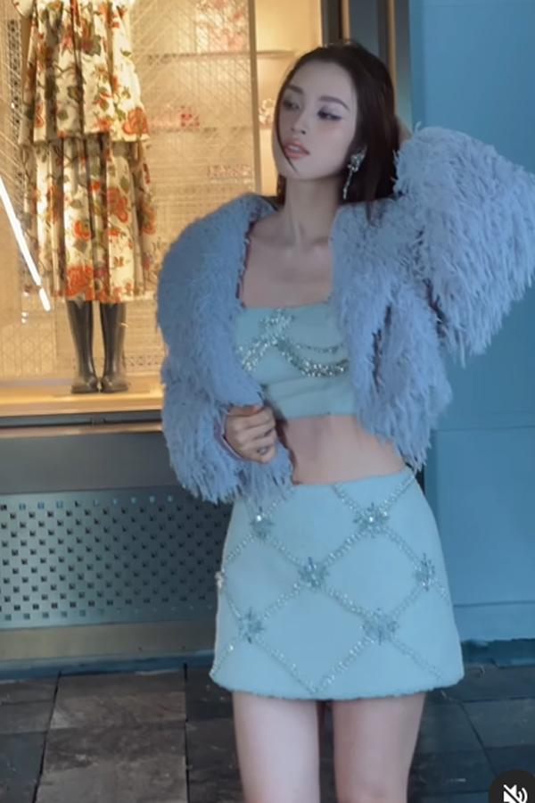 Khoe xương quai xanh gợi cảm sau Tết, Hoa hậu Tiểu Vy khiến fan tò mò bí quyết siết cân-3