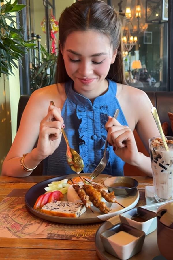 Khoe xương quai xanh gợi cảm sau Tết, Hoa hậu Tiểu Vy khiến fan tò mò bí quyết siết cân-4