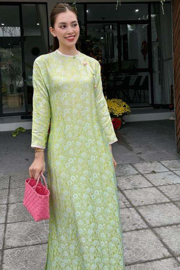 Khoe xương quai xanh gợi cảm sau Tết, Hoa hậu Tiểu Vy khiến fan tò mò bí quyết siết cân-6