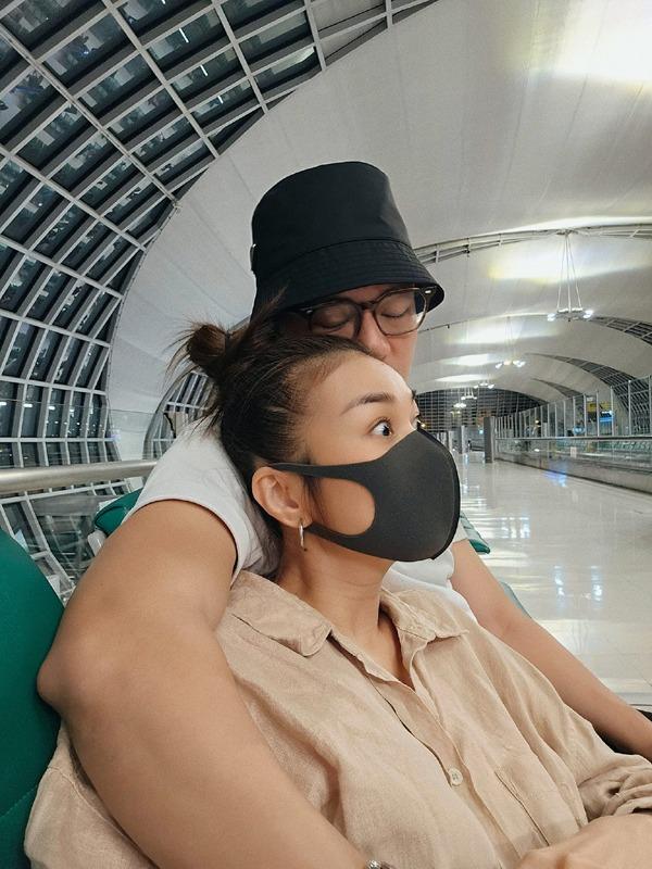 Không kém cạnh bạn thân Hồ Ngọc Hà, siêu mẫu Thanh Hằng và chồng điển trai khoe tình yêu ngọt lịm-1