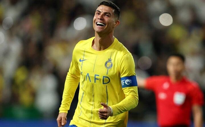 Giàu như Ronaldo: Ngồi chơi 15 phút kiếm đủ 200 triệu đồng đóng phạt-1