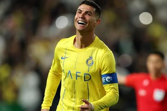 Giàu như Ronaldo: Ngồi chơi 15 phút kiếm đủ 200 triệu đồng đóng phạt