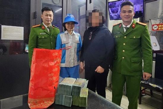 Người đàn ông ở Hà Nội sơ suất mang túi tiền hơn 1,1 tỷ đồng bỏ vào thùng rác
