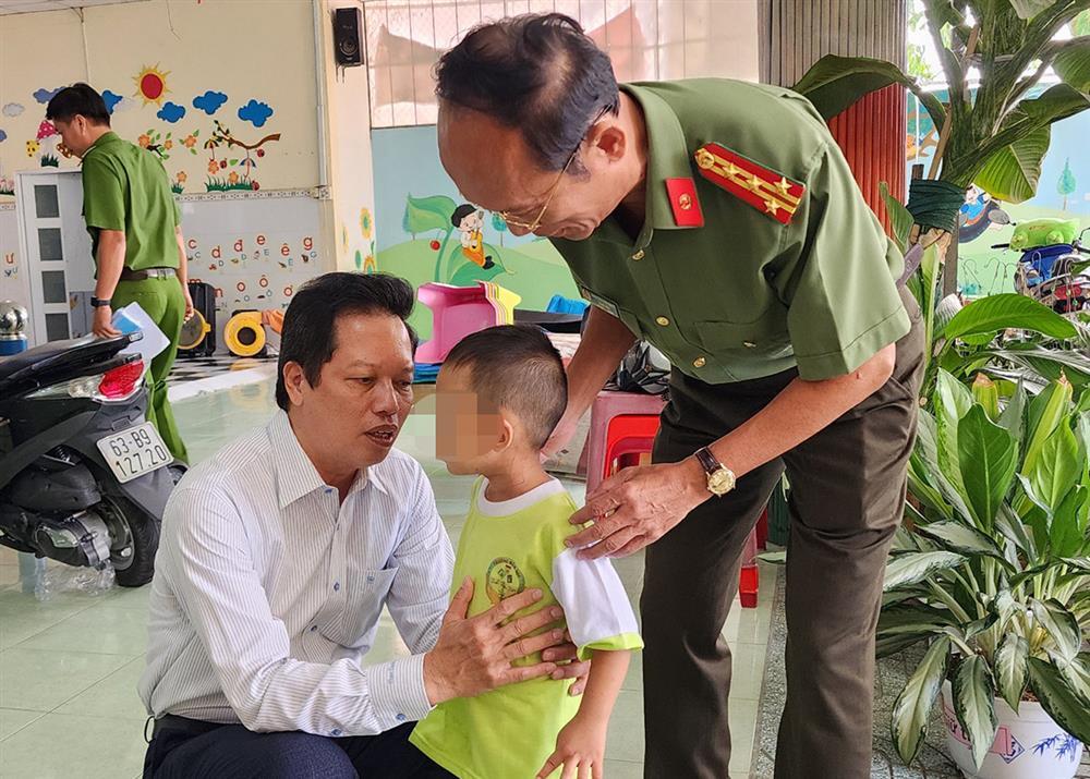 90 phút căng thẳng giải cứu 3 bé bị kẻ ngáo đá cầm dao khống chế tại trường-2