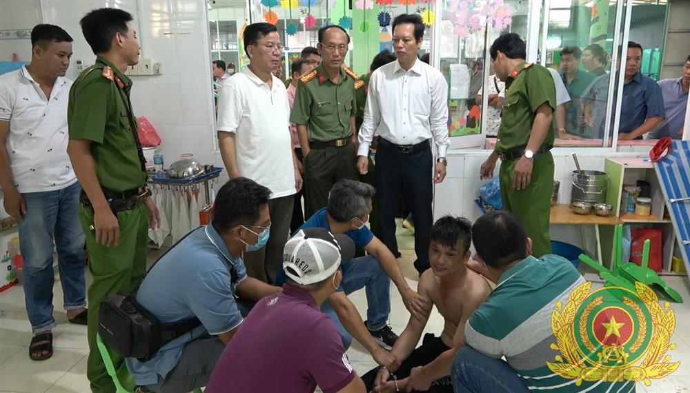 90 phút căng thẳng giải cứu 3 bé bị kẻ ngáo đá cầm dao khống chế tại trường-3