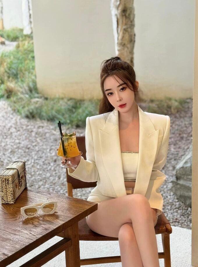 Gợi ý 11 set đồ đi chơi cũng đẹp, đi làm càng sang cho chị em lựa chọn-11