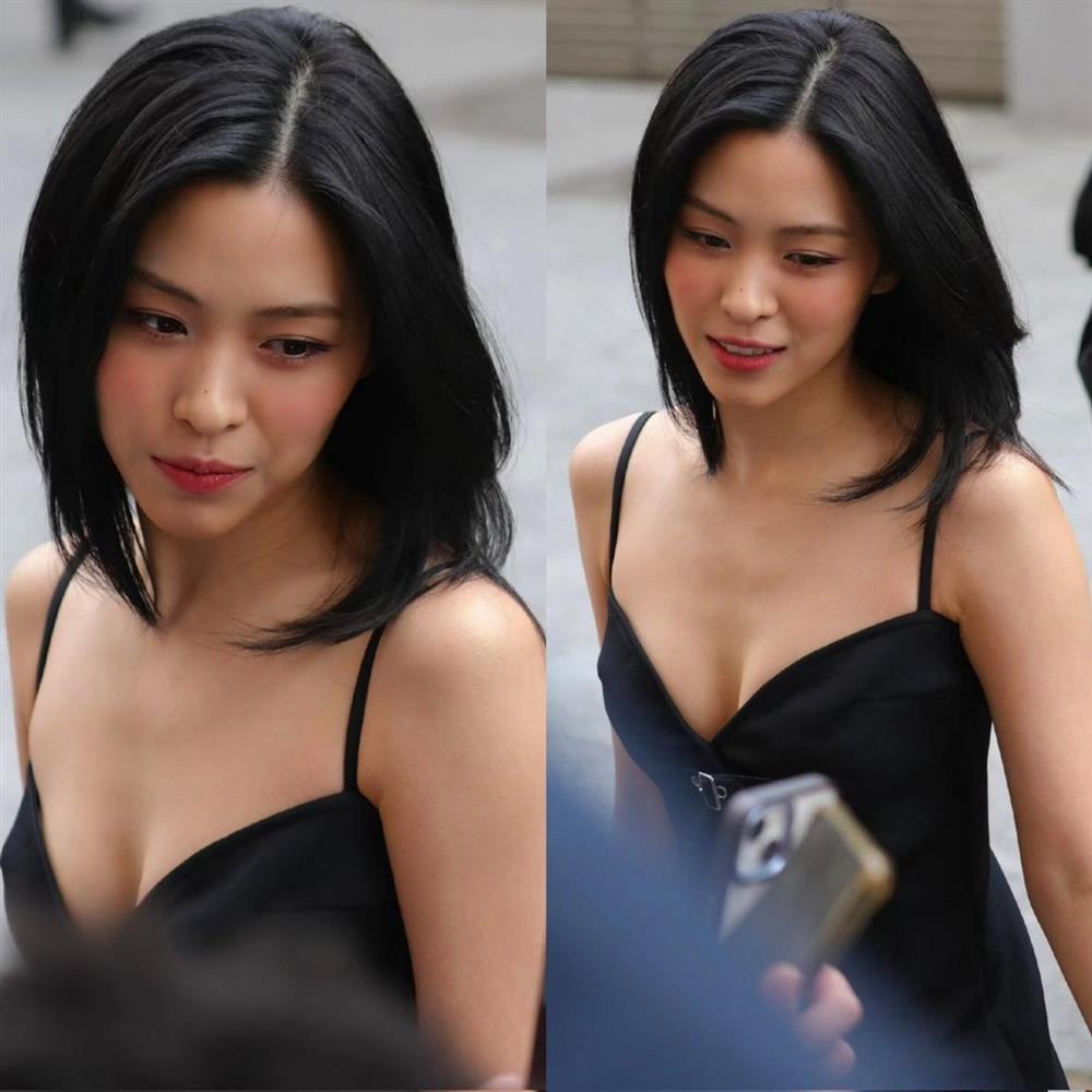 Nữ ca sĩ mặc gợi cảm tại tuần lễ thời trang-4