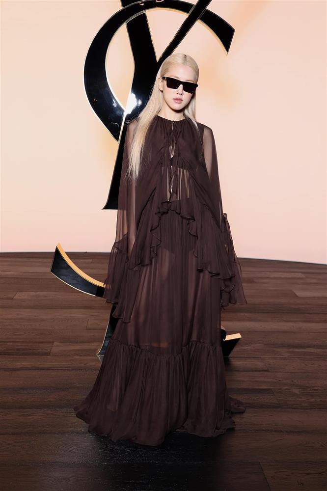 Nữ ca sĩ mặc gợi cảm tại tuần lễ thời trang-6