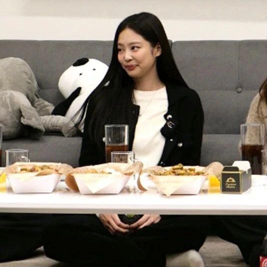 Jennie (BLACKPINK) ẩn ý bị YG kìm hãm hoạt động?-1