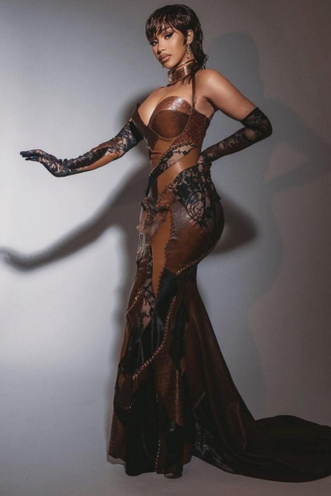 Nữ ca sĩ ném micro vào đầu khán giả bị chỉ trích vì khoe ngực giữa livestream-3