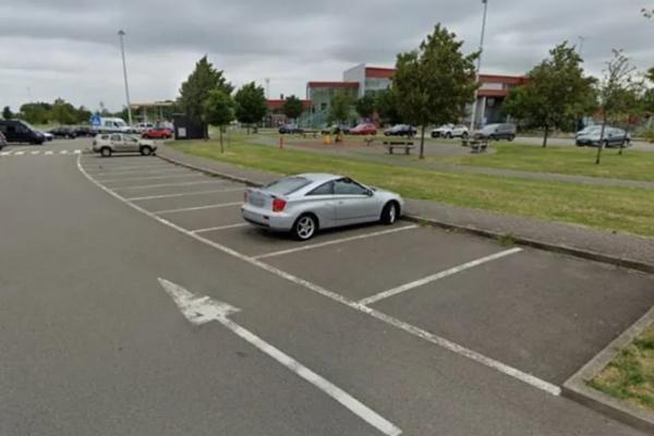 Chiếc ô tô đậu ở trạm nghỉ đường cao tốc suốt 4 năm, phía sau là chuyện xót xa-1