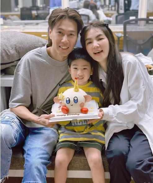 Chị đẹp Đạp Gió Ella nhận chỉ trích nặng nề khi thích khỏa thân khi tập thể dục ở nhà, còn bị con trai bắt gặp-2