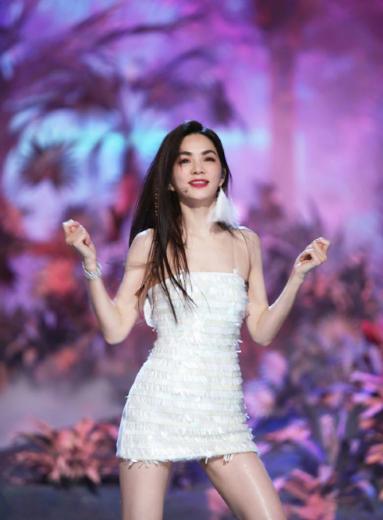 Chị đẹp Đạp Gió Ella nhận chỉ trích nặng nề khi thích khỏa thân khi tập thể dục ở nhà, còn bị con trai bắt gặp-3