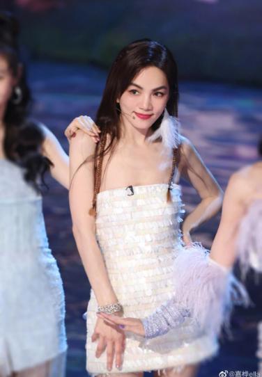 Chị đẹp Đạp Gió Ella nhận chỉ trích nặng nề khi thích khỏa thân khi tập thể dục ở nhà, còn bị con trai bắt gặp-4