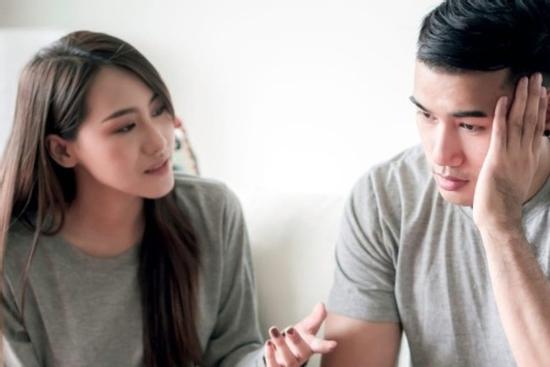 Gặp lại hàng xóm cũ, tôi sửng sốt biết chồng đã từng dẫn ai về nhà