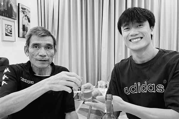 Xót xa khoảnh khắc thủ môn Bùi Tiến Dũng đi chân đất, quỳ gối tiễn biệt bố lần cuối: Nỗi đau đến quá bất ngờ...-4