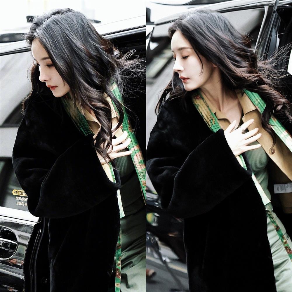 Dương Mịch gây chấn động với khoảnh khắc xuống xe đẹp lịm tim ở trời Âu-1