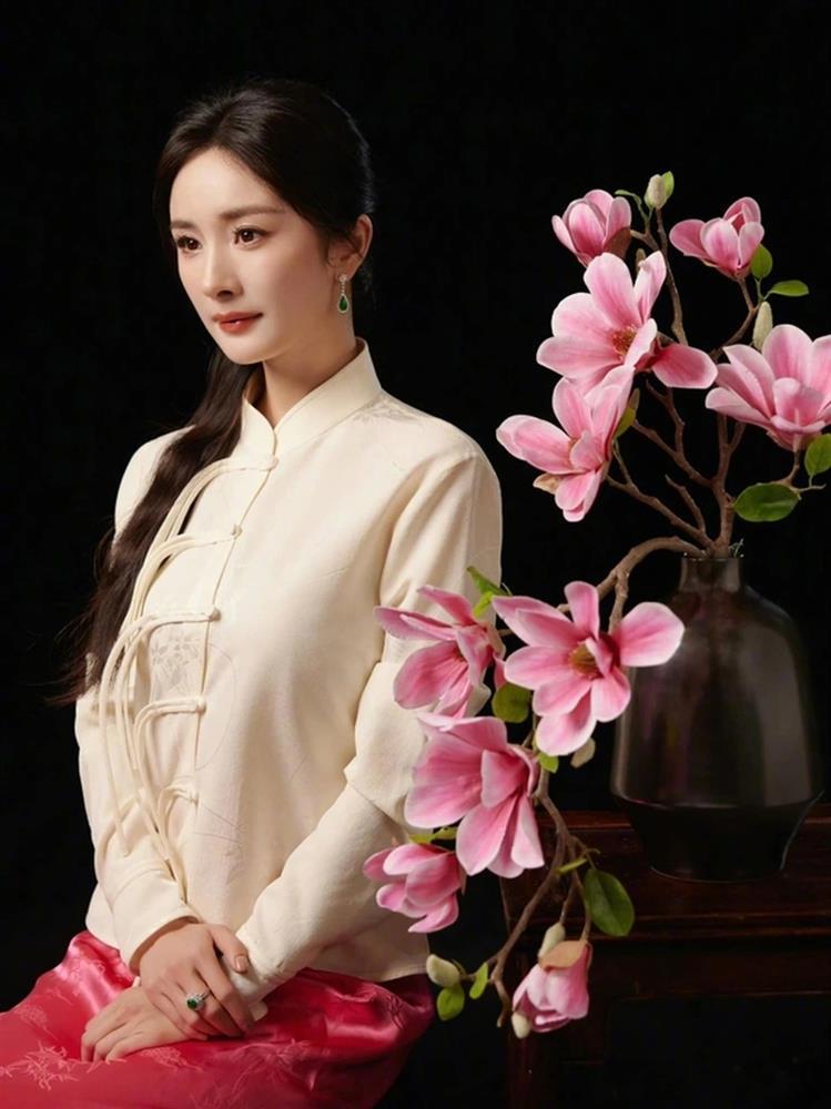 Dương Mịch gây chấn động với khoảnh khắc xuống xe đẹp lịm tim ở trời Âu-2