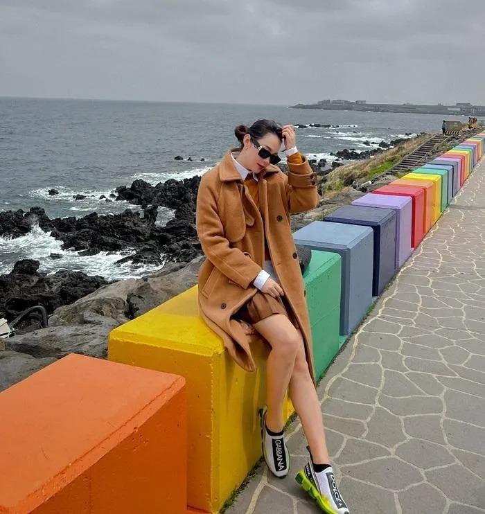 Phong cách trẻ trung, nổi bật của Minh Hằng ở tuổi 37-6