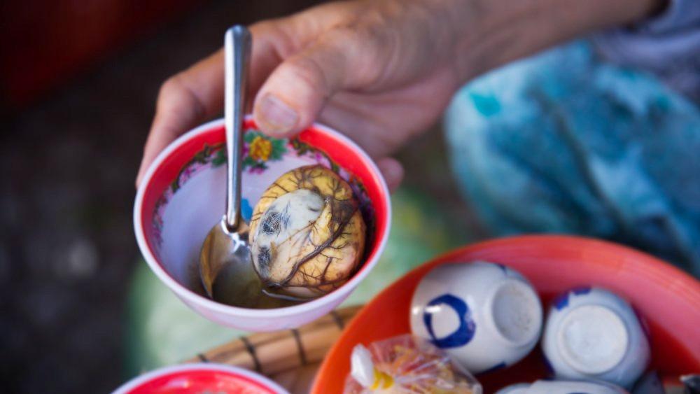 Trứng vịt lộn ngon, nhiều chất bổ nhưng ai không nên ăn?-1