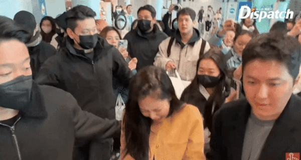 Jennie (BLACKPINK) lộ biểu cảm đau đớn vì fan quá khích ở sân bay, netizen quốc tế bức xúc-4