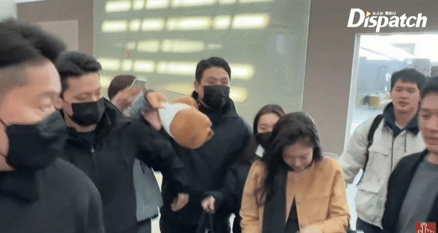 Jennie (BLACKPINK) lộ biểu cảm đau đớn vì fan quá khích ở sân bay, netizen quốc tế bức xúc-1