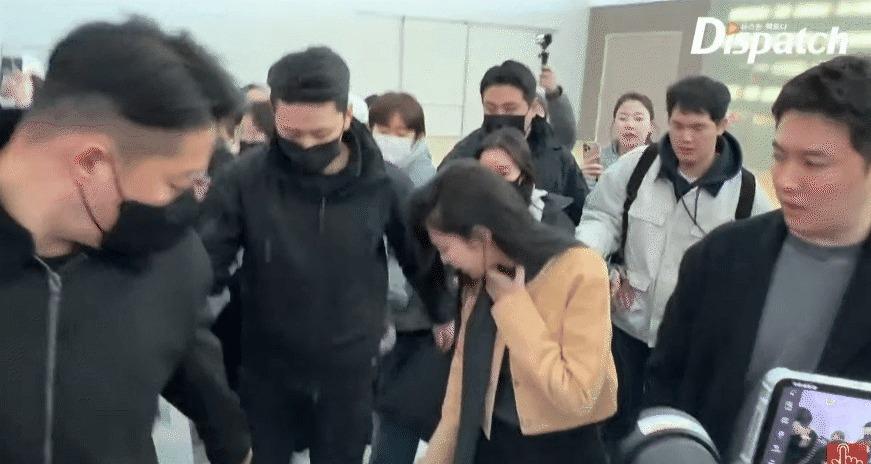 Jennie (BLACKPINK) lộ biểu cảm đau đớn vì fan quá khích ở sân bay, netizen quốc tế bức xúc-2