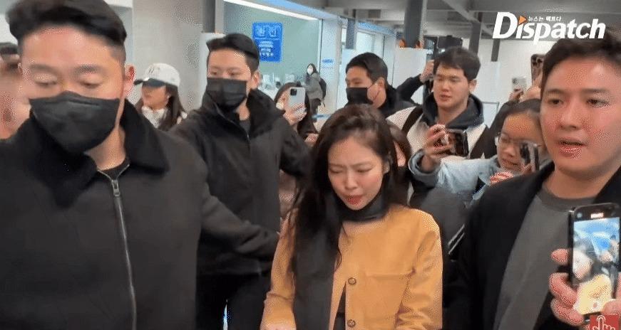 Jennie (BLACKPINK) lộ biểu cảm đau đớn vì fan quá khích ở sân bay, netizen quốc tế bức xúc-3