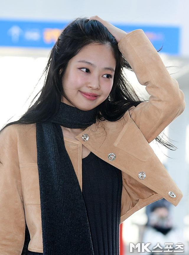 Jennie (BLACKPINK) lộ biểu cảm đau đớn vì fan quá khích ở sân bay, netizen quốc tế bức xúc-6