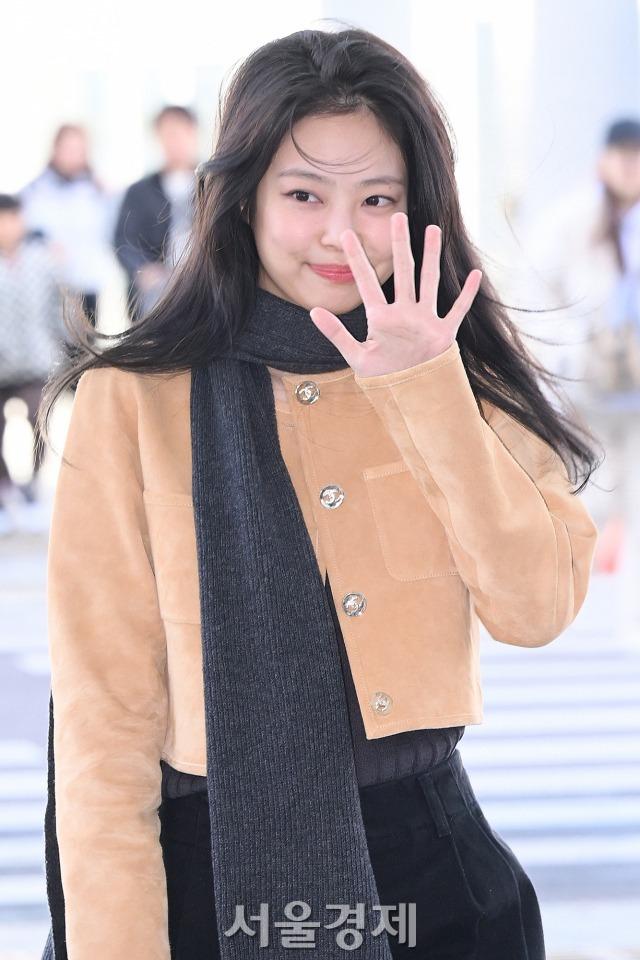 Jennie (BLACKPINK) lộ biểu cảm đau đớn vì fan quá khích ở sân bay, netizen quốc tế bức xúc-7