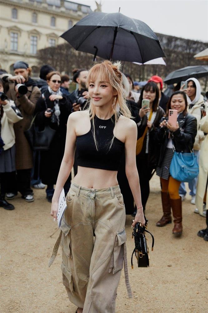 Bất chấp thời tiết lạnh giá, dàn mỹ nhân Hàn mặc gợi cảm dự show thời trang-5