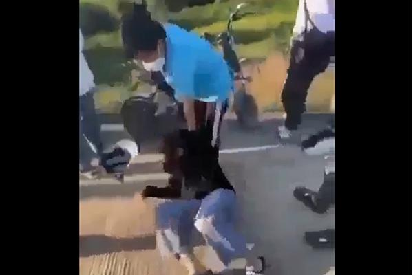 Tài xế xe buýt Hà Nội ôm người co giật đi cấp cứu: Tôi cũng sợ lắm!-3