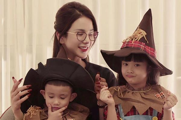 Diệp Lâm Anh mặc áo bơi khoét eo, đẹp nổi bật giữa hội bạn thân toàn chân dài-6