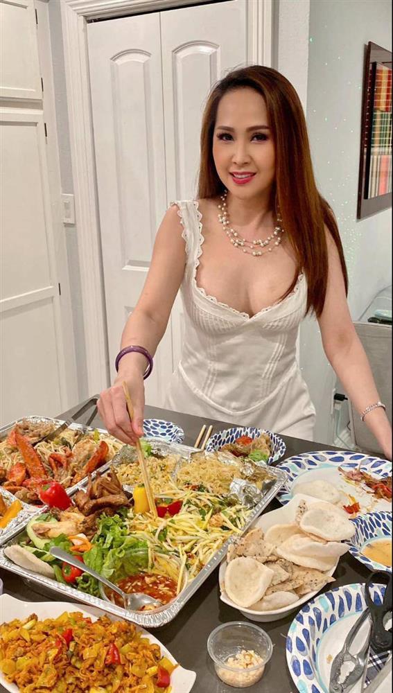 Gái nhảy Minh Thư diện áo cúp, váy ngắn khoe hình thể nõn nà đón sinh nhật-6