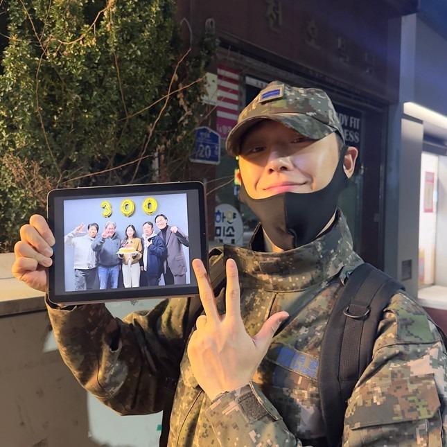 Hai triệu khán giả xem người tình màn ảnh của Song Hye Kyo đăng ảnh trong quân đội-1