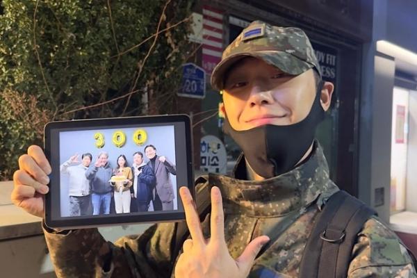 Bạn trai Song Hye Kyo đang làm mưa làm gió trên MXH Việt Nam là ai?-5