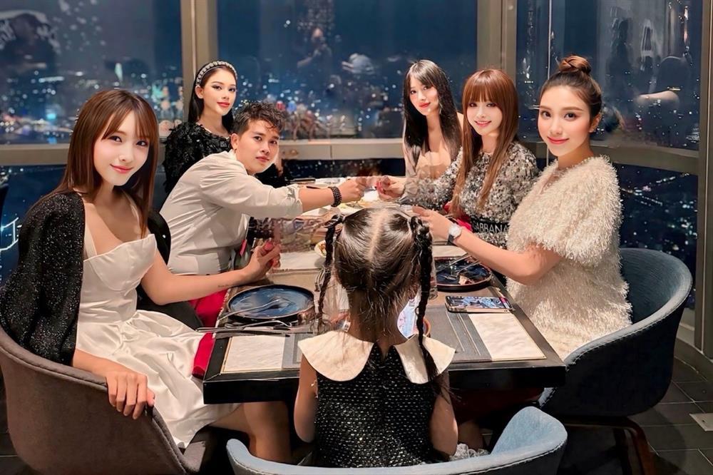 Hội bạn thân 10 năm toàn hot girl, con dâu nhà hào môn giàu có-1